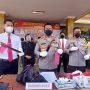 Kapolresta Bandung, Kombes Pol Hendra Kurniawan memperlihatkan barang bukti aksi kejahatan pencurian dan kekerasan. (Yully S Yulianty/Jabar Ekspres)