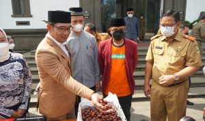 PRODUK PESANTREN: Gubernur Jawa Barat Ridwan Kamil di dampingi Kepala Dinas Koperasi dan Usaha Kecil (KUK) Provinsi Jawa Barat menunjukan Jengkol yang akan di ekspor ke Dubai.