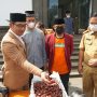 PRODUK PESANTREN: Gubernur Jawa Barat Ridwan Kamil di dampingi Kepala Dinas Koperasi dan Usaha Kecil (KUK) Provinsi Jawa Barat menunjukan Jengkol yang akan di ekspor ke Dubai.