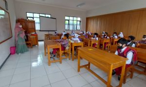 Terdampak Proyek KCJB, SDN Tirtayasa Kini Kian Megah TERAPKAN PROKES: Sejumlah siswa nampak serius saat mengikuti belajar tatap muka dengan memakai masker. Ruangan ini menjadi lokasi yang dibangun oleh PT KCIC.