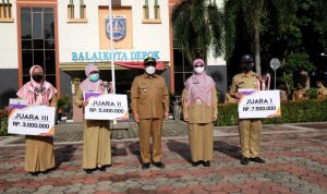 Raih Peringkat 1, Puskesmas Tapos Janji Terus Perkuat Peran Masyarakat Wali Kota Depok, Mohammad Idris (tengah) saat memberikan penghargaan kepada Puskesmas pemenang lomba Puskesmas berprestasi tingkat Kota Depok tahun 2021 (Diskominfo).