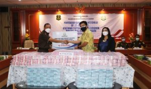 Uang Pengganti Korupsi Tambak Udang Diserahkan Kejaksaan Agung Pusat Pemulihan Aset Kejaksaan Agung menyerahkan uang pengganti korupsi budidaya tambak oleh terpidana George Gunawan sebesar Rp27,4 miliar dan Rp200 juta, di Jakarta, Senin (13/12). (ANTARA/HO-Puspenkum Kejaksaan Agung)