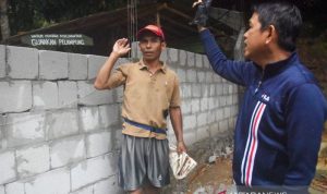 Anggota DPR RI Dedi Mulyadi saat menyelesaikan masalah penutupan akses ke lokasi wisata Curug Tilu Purwakarta. ANTARA/HO