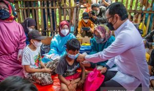 Dinsos Kota Bogor Bantu Dampingi Vaksinasi Anak 6-11 Tahun yang Putus Sekolah Wali Kota Bogor Bima Arya saat menbantu vaksinasi anak 6-11 tahun yang putus sekolah di Kampung Mongol, Kelurahan Tegallega, Kecamatan Bogor Tengah, Kota Bogor, Rabu (15/12/2021). (ANTARA/HO/Pemkot Bogor)