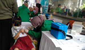Salah satu siswa Sekolah Dasar (SD) mengikuti vaksinasi usia 6-11 tahun yang digelar Pemkot Bandung, di Taman Dewi Sartika, Balai Kota Bandung, Kamis (16/12). Foto: Yuga Hassani.