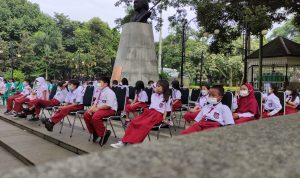Disdik Kota Bandung Batal Pindahkan Libur Akhir Semester Sekolah Siswa SD Negeri 113 Banjarsari menunggu antrian untuk melakukan vaksinasi usia 6-11 tahun, di Taman Dewi Sartika, Kota Bandung, Kamis (16/12). Foto: Yuga Hassani