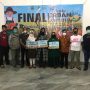 KPED Jabar menyerahkan hadiah kepada pemenang Lomba Urban Farming Lestari.