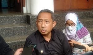 Plt Wali Kota Bandung, Yana Mulyana saat wawancara bersama wartawan. Beri tanggapan soal antisipasi Pemkot Bandung tangani varian Omicron. Foto: Yuga Hassani.