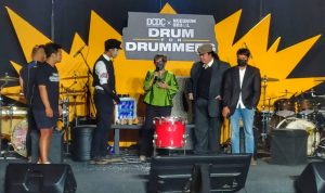 Kepala Disbudpar Kota Bandung Dewi Kenny Kaniasari saat menghadiri kegiatan Drum for Drummer yang digagas oleh Ngdrum Skool, di De Majestic, Jalan Braga No. 1, Kota Bandung, Sabtu (18/12) malam (Foto: Yuga Hassani/Jabar Ekspres)