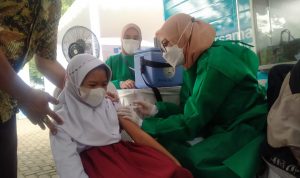Salah satu siswa SDN 113 Banjarsari mengikuti vaksinasi Covid-19 beberapa waktu lalu, di Taman Dewi Sartika, Kota Bandung. Foto: Yuga Hassani.