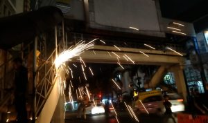 Sejumlah pekerja melakukan pembongkaran Jembatan Penyebrangan Orang (JPO) di Jalan Asia Afrika, Kota Bandung, Senin (20/12). (Foto: Yuga Hassani/Jabar Ekspres)