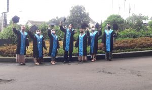 Para wisudawan INABA memanfaatkan momentum kebersamaan dengan foto bersama usai diwisuda di The Trans Luxury Hotel Bandung, Kamis (16/12).