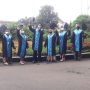Para wisudawan INABA memanfaatkan momentum kebersamaan dengan foto bersama usai diwisuda di The Trans Luxury Hotel Bandung, Kamis (16/12).