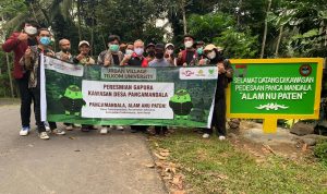 BANGUN KOLABORASI: Belasan mahasiswa Ilmu Komunikasi Konsentrasi Marketing Communication Universitas Telkom berfoto bersama dengan pihak Desa Pancamandala usai meresmikan Tugu di Kabupaten Tasikmalaya, Kamis (23/12).