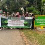 BANGUN KOLABORASI: Belasan mahasiswa Ilmu Komunikasi Konsentrasi Marketing Communication Universitas Telkom berfoto bersama dengan pihak Desa Pancamandala usai meresmikan Tugu di Kabupaten Tasikmalaya, Kamis (23/12).