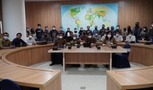 FOTO BERSAMA: Tim Pengabdian kepada Masyarakat (Pengmas) dari Fakultas Ekonomi dan Bisnis (FEB), Fakultas Ilmu Sosial dan Ilmu Politik (FISIP), dan Fakultas Sains dan Informatika (FSI) Unjani usai menggelar kegiatan, baru-baru ini.