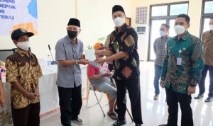 Penyaluran Kartu Depok Sejahtera di Sukmajaya Digelar Hari Ini Asisten Asisten Ekonomi dan Pembangunan Sekretariat Daerah (Sekda) Kota Depok, Sidik Mulyono saat menyerahkan bantuan KDS secara simbolis (Diskominfo)