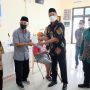 Asisten Asisten Ekonomi dan Pembangunan Sekretariat Daerah (Sekda) Kota Depok, Sidik Mulyono saat menyerahkan bantuan KDS secara simbolis (Diskominfo)