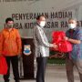 Plt Wali Kota Cimahi Ngatiyana beri hadiah pada dua pedagang yang menang pada lomba kios pasar atas baru, Jumat (24/12). (Intan Aida/Jabar Ekspres)