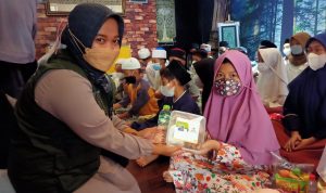 Baznas Jabar Bagikan Ratusan Paket Makanan dan Sembako untuk warga Terdampak Covid-19 Baznas Jabar memberikan paket makanan dan sembako kepada masyarakat dan Tahfidz Quran