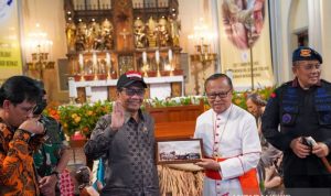 Menko Polhukam Mahfud MD saat meninjau persiapan pengamanan dalam pelaksanaan Natal di Gereja Katedral, Jakarta, Jumat (24/12/2021). (ANTARA/HO-Humas Kemenko Polhukam)