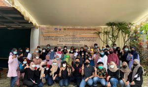 Selain memberikan penyuluhan, Pengmas FK Unjani juga melakukan pengukuran titer antibodi terhadap masyarakat.