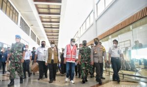 Menhub Tinjau Bandara Juanda Jelang Kedatangan Pekerja Migran Indonesia Menteri Perhubungan (Menhub) Budi Karya Sumadi (tengah) saat meninjau Bandara Juanda, Surabaya, pada Minggu (26/12). (Kementerian Perhubungan)