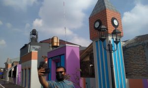 Salah seorang warga, Muslim (26) melakukan swafoto di sepadan sungai Cidurian, Antapani Kidul, Kota Bandung, Senin (27/12). Foto: Yuga Hassani.