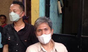 Ayah dari almarhum Handi Saputra, 18, salah satu korban tabrak lari Nagreg, Entes Hidayatullah di kediamannya, Kecamatan Limbangan, Garut, Jawa Barat. (Jabar Ekspres)