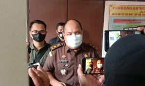 Kasipenkum Kejati Jabar, Dodi Gozali, paparkan soal kasus Herry Wirawan di hadapan awak media. Selasa (28/12). Foto. Sandi Nugraha.