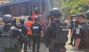 Proses pemindahan empat narapidana kategori risiko tinggi dari Aceh ke Lembaga Pemasyarakatan (Lapas) Nusakambangan, Selasa (28/12/2021). ANTARA/HO-Humas Ditjenpas