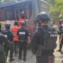 Proses pemindahan empat narapidana kategori risiko tinggi dari Aceh ke Lembaga Pemasyarakatan (Lapas) Nusakambangan, Selasa (28/12/2021). ANTARA/HO-Humas Ditjenpas