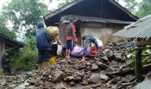 LONGSOR: Rumah ambruk diterjang longsor di Talegong. (ISTIMEWA)