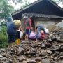 LONGSOR: Rumah ambruk diterjang longsor di Talegong. (ISTIMEWA)