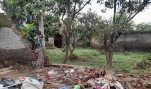 Warga sedang menunjuk dampak jebolnya sebuah tembok akibat banjir yang menerjang di kawasan Jatinangor. (Foto: KEGGA KEGGYAN/SUMEKS)