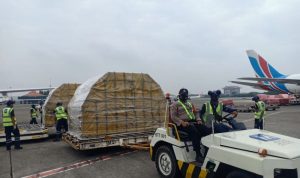 Kedatangan vaksin COVID-19 program kerja sama bilateral di Indonesia. (ANTARA/Andi Firdaus).