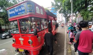 Sejumlah pengunjung naik Bandros, di Jalan Dalem Kaum, pinggir Alun-alun Bandung, Jumat (31/12). Dishub Kota Bandung persiapkan Bandros Malam. (Yuga Hassani/ Jabar Ekspres)