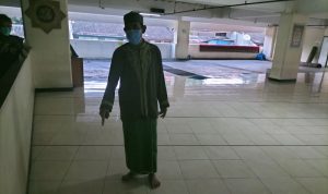 Ternyata, Pencuri Uang di RS Harapan Kita Seorang Residivis Narsin (51) saat menunjuk lokasi pencurian di Masjid Assyifa di RSAB Harapan Kita, Jakarta Barat, Kamis (16/12/2021). ANTARA/Walda