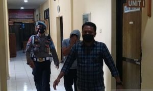 Pelaku penyiraman air keras Abdul Latief, warga negara Arab Saudi, saat hendak menjalani reka ulang kejadian di ruang aula Polres Cianjur, Jawa Barat. ANTARAAhmad Fikri