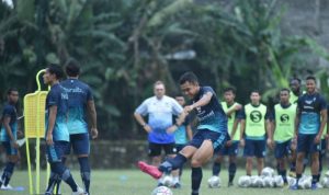 Pemain Persib melakukan latihan dipimpin langsung sang pelatih, Robert Rene Alberts. (HO/Persib.co.id)