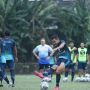 Pemain Persib melakukan latihan dipimpin langsung sang pelatih, Robert Rene Alberts. (HO/Persib.co.id)