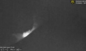 Gunung Merapi di perbatasan Daerah Istimewa Yogyakarta dan Jawa Tengah meluncurkan awan panas guguran ke arah barat daya pada Rabu (1/12/2021) malam. (ANTARA/HO-BPPTKG)