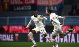 Jelang Hadapi Liverpool, Bek AC Milan Akui Kesulitan Bek AC Milan Fikayo Tomori (kiri) merayakan gol bersama forward AC Milan asal Swedia Zlatan Ibrahimovic (kanan) saat melakoni laga Serie A melawan Genoa di Stadion Luigi-Ferraris, Genoa, pada 1 Desember 2021. ANTARA/AFP/Marco Bertorello