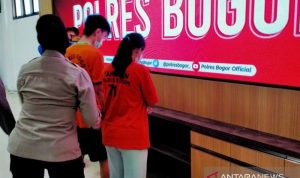 Tersangka pegawai pinjol saat konferensi pers kasus kriminal di di Mapolres, Cibinong, Kabupaten Bogor, Jawa Barat, Selasa (7/12/2021). (ANTARA/M Fikri Setiawan)