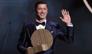 Pemain Bayern Munich Robert Lewandowski dengan Trofi Striker of the Year dalam acara Ballon d'Or Awards di Theatre du Chatelet, Paris, Prancis, 29 November 2021. REUTERS/Benoit Tessier (REUTERS/BENOIT TESSIER)