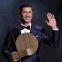 Pemain Bayern Munich Robert Lewandowski dengan Trofi Striker of the Year dalam acara Ballon d'Or Awards di Theatre du Chatelet, Paris, Prancis, 29 November 2021. REUTERS/Benoit Tessier (REUTERS/BENOIT TESSIER)
