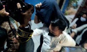 Dinonaktifkan Jabatannya, Dosen Unsri Pelaku Pelecehan Seksual Dosen Unsri pelaku pelecehan seksual kepada mahasiswi saat digiring keluar dari ruang penyidikan di Markas Polda Sumatera Selatan pada Senin (6/12/2021). (ANTARA/M Riezko Bima Elko P/21)