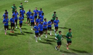 Pemain Timnas Indonesia berlatih di Lapangan B, Senayan, Jakarta, Selasa (9/11/2021). Timnas Indonesia akan melaksanakan pemusatan latihan di Turki sebagai persiapan menghadapi piala AFF 2020 pada 5 Desember 2021 - 1 Januari 2022. ANTARA FOTO/Akbar Nugroho Gumay/aww.