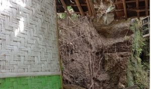 Bencana longsor di Kabupaten Lebak,Provinsi Banten dilaporkan seorang santri meninggal dunia karena tertimpa bebatuan cadas di atas bukit di bangunan pondok pesantren di Rangkasbitung Timur.