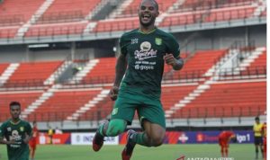 GABUNG PERSIB: Pesepak bola Persebaya David Da Silva melakukan selebrasi usai mencetak gol ke gawang Bhayangkara FC pada pertandingan Liga 1 2019 di Stadion Gelora Bung Tomo, Surabaya, Jawa Timur, Minggu (8/12/2019). Pemain ini bergabung dengan Persib Bandung. (ARSIP/ANTARA FOTO/Moch Asim)